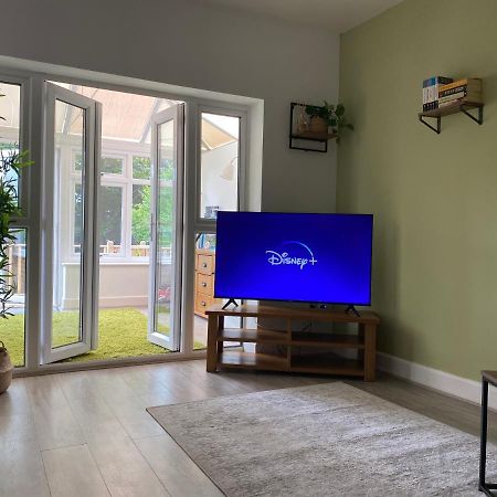 Accessible 3-Bedroom Bungalow With Patio +Driveway Southampton Kültér fotó