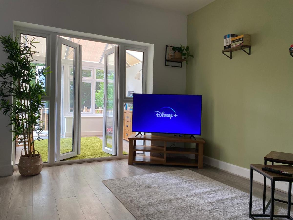 Accessible 3-Bedroom Bungalow With Patio +Driveway Southampton Kültér fotó